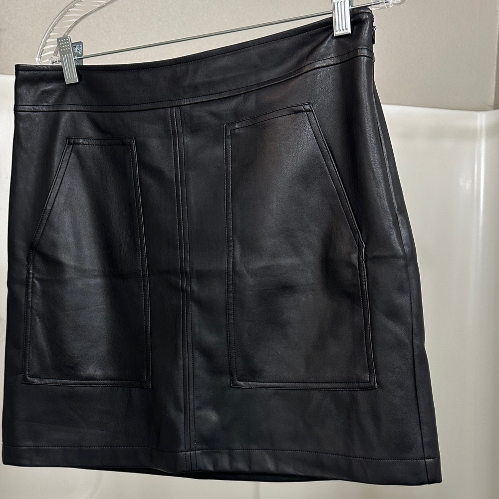 LOFT Black Mini Skirt with Front Pockets - Picture 2 of 4